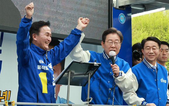 이재명 더불어민주당 대표가 지난 8일 오전 서울 동작구 남성사계시장에서 류삼영 동작을 후보 지지유세를 하고 있다. [사진=뉴시스]