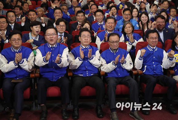 이재명 더불어민주당 대표, 이해찬·김부겸 상임공동선거대책위원장 등 당 지도부가 10일 오후 서울 여의도 국회 의원회관에 마련된 제22대 국회의원선거(총선) 민주당 개표 상황실에서 방송사 출구조사 결과를 지켜보며 환호하고 있다. [사진=국회사진취재단]