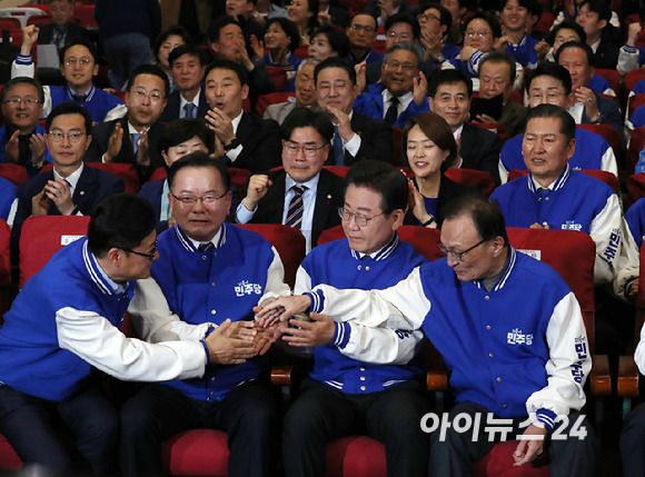 이재명 더불어민주당 대표, 이해찬·김부겸 상임공동선거대책위원장, 홍익표 원내대표가 10일 오후 서울 여의도 국회 의원회관에 마련된 제22대 국회의원선거(총선) 민주당 개표 상황실에서 방송사 출구조사 결과를 지켜본 훈 악수를 나누고 있다. [사진=국회사진취재단]