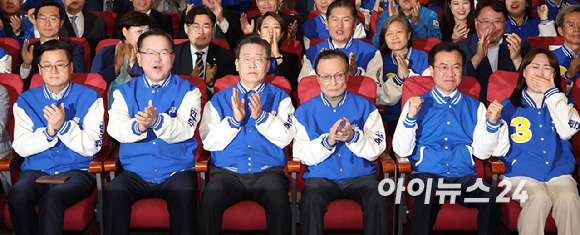 이재명 더불어민주당 대표와 이해찬, 김부겸 상임공동선대위원장 등이 10일 오후 서울 여의도 국회 의원회관에 마련된 제22대 국회의원선거 개표상황실에서 출구조사 결과를 보며 환호하고 있다. 앞줄 왼쪽부터 홍익표 공동선대위원장, 김부겸 상임공동선대위원장, 이재명 대표, 이해찬 상임공동선대위원장, 더불어민주연합 윤영덕, 백승아 공동상임선대위원장. [사진=국회사진취재단]