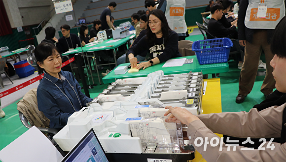 22대 국회의원선거 충북 청주 청원개표소가 설치된 청주장애인스포츠센터에서 10일 투표용지 분류가 진행되고 있다. [사진=한준성 기자]