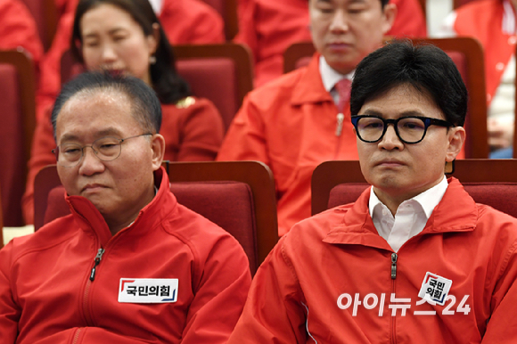 한동훈 국민의힘 비상대책위원장 및 지도부가 10일 오후 서울 여의도 국회도서관에 마련된 국민의힘 개표상황실에서 제22대 국회의원선거 개표방송 출구조사 결과를 시청하고 있다. [사진=곽영래 기자]