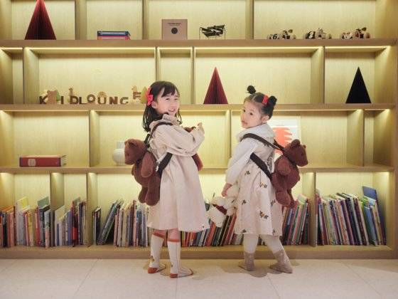 신라호텔은 마스코트 '신라베어'를 활용한 신라베어 백팩을 특정 패키지 투숙객에게만 제공한다. 사진 신라호텔