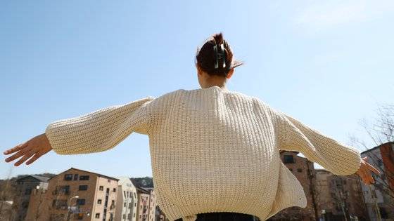 지난달 31일 경기도 용인시에서 학교 밖 청소년 B양(16)이 걸어가고 있다. B양은 초등학교 5학년 때 친구들과 불화로 우울증을 앓고 학교 밖 청소년이 됐다. 학교를 그만 둔 이후 집 안에만 머무는 B양을 집 밖으로 꺼내기 위해 온 가족이 꿈드림 센터 근처로 이사도 왔다. 다행히 B양은 최근 또래와 밴드 활동을 하며 다시 웃음을 되찾았다. 김현동 기자.