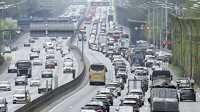 10일 서울 잠원IC 인근 경부고속도로 하행선이 나들이 차량으로 정체를 빚고 있다. 뉴스1