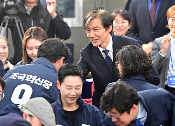 조국 조국혁신당 대표가 10일 오후 서울 여의도 국회의원회관에 마련된 개표상황실에서 출구조사 결과를 지켜본 뒤 웃으며 입장을 발표하고 있다. 김성룡 기자