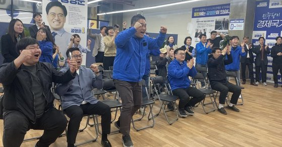 4·10 총선 지상파 방송3사 공동 출구조사 결과가 발표된 10일 오후 6시 경기 화성시을 선거구 공영운 더불어민주당 후보 캠프에서 박수와 함성이 터져 나오고 있다. 연합뉴스