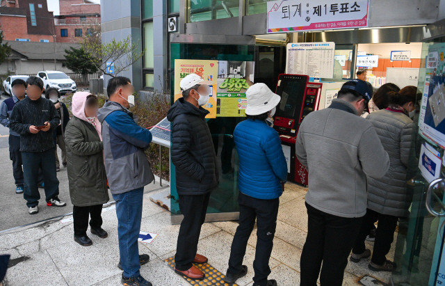 ▲ 제22대 국회의원 선거일인 10일 춘천 퇴계동행정복지센터 입구에서 유권자들이 오전 6시부터 순서를 기다리고 있다. 유희태