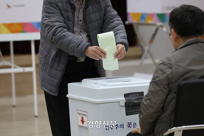 제22대 국회의원 선거일인 10일 서울 마포구 아현동 주민센터에 마련된 아현동 제2투표소에서 투표를 마친 유권자가 투표용지를 투표함에 넣고 있다. 2024.04.10. 정효진 기자