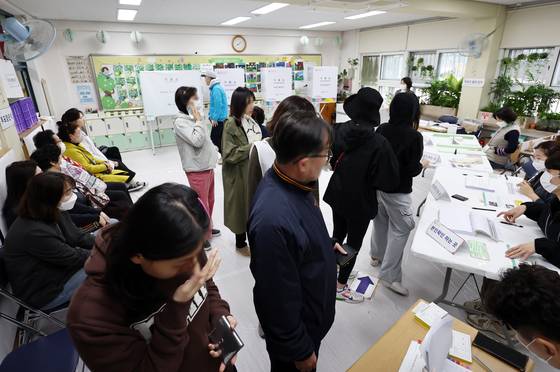 Voters line up to cast their ballots at a polling station in Bangbae-dong in Seocho District, southern Seoul, on Wednesday. [YONHAP]