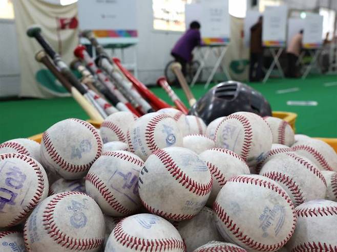제22대 국회의원 선거일인 10일 서울 중구 청구초등학교 야구부 실내훈련장에 마련된 청구동제1투표소에서 유권자들이 투표하고 있다.