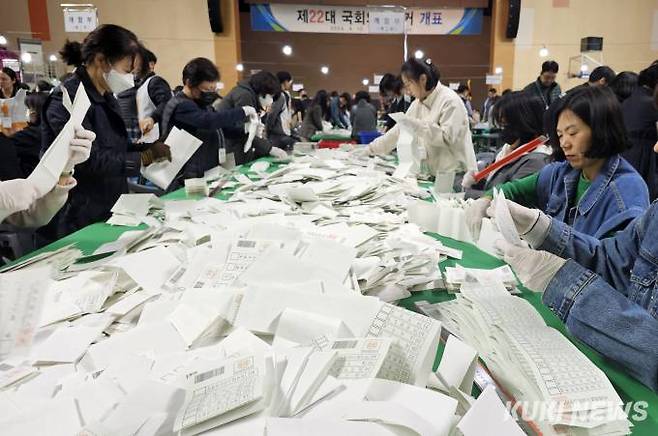 제22대 국회의원 선거 개표가 시작된 10일 오후 강원 춘천시 호반체육관에서 선거 사무원들이 개표 작업을 하고 있다.