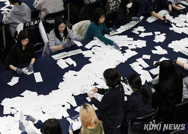 10일 오후 서울 용산구 신광여자고등학교에 마련된 제22대 국회의원 선거 개표소에서 개표사무원들이 투표지 분류 작업을 하고 있다.