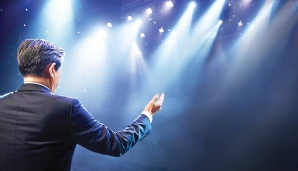 목회자들은 저마다 설교 준비에 정성을 쏟는다. 한 목회자가 청중 앞에서 설교를 하고 있다. 아래 왼쪽부터 시계방향으로는 한 목사가 노트에 직접 설교문을 작성하는 모습, 설교자가 설교 준비용으로 활용하는 성경 주석, 여의도순복음교회 조용기 목사 기념홀에 전시된 우황청심환 케이스, 인공지능(AI)을 형상화한 그래픽. 게티이미지뱅크, 국민일보DB