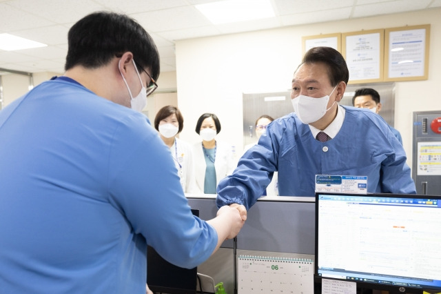 윤석열 대통령이 9일 경기 부천시 소사구의 심장전문병원인 부천세종병원을 방문, 중환자실을 찾아 의료진을 격려하고 있다. 대통령실 제공