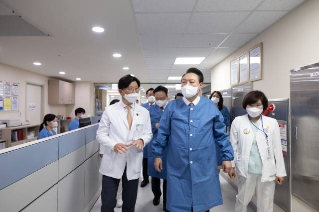 윤석열 대통령이 9일 경기 부천시 소사구의 심장전문병원인 부천세종병원을 방문, 중환자실을 시찰하고 있다. 대통령실 제공
