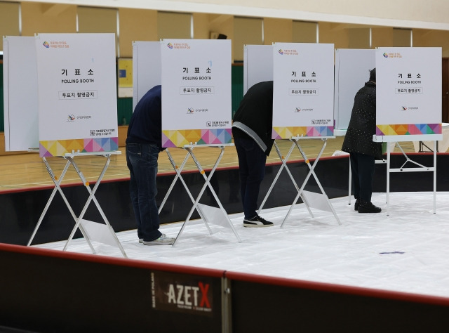 제22대 국회의원선거일인 10일 오전 서울 용산구 삼광초등학교에 마련된 후암동제3투표소에서 유권자들이 투표지에 기표하고 있다. 연합뉴스