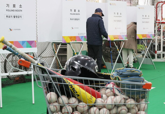 제22대 국회의원선거일인 10일 서울 중구 청구초등학교 야구부 실내훈련장에 마련된 청구동 제1투표소에서 유권자들이 투표하고 있다. 권현구 기자