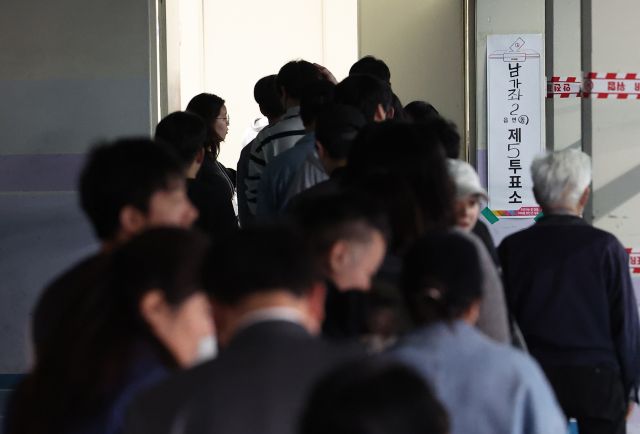 제22대 국회의원선거일인 10일 오후 서울 서대문구 한 아파트에 마련된 투표소에서 시민들이 투표를 하기 위해 줄을 서고 있다.  연합뉴스