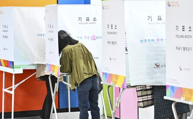 제22대 국회의원선거일인 10일 오전 화성시 금곡초등학교에 마련된 동탄1동 제4투표소에서 유권자들이 투표를 하고 있다. 홍기웅기자
