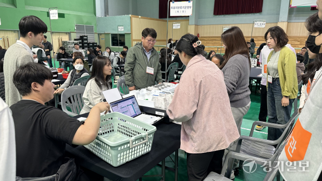 10일 오후 성남시 수정구 산성실내배드민턴장에 설치된 개표소에서 투표용지들이 분류되고 있다. 오종민기자