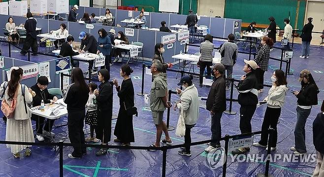 제22대 국회의원선거일인 10일 오전 서울 송파구 잠전초등학교에 설치된 잠실본동 제4,5,6투표소에서 유권자들이 투표를 위해 줄지어 서 있다. / 사진 = 연합뉴스