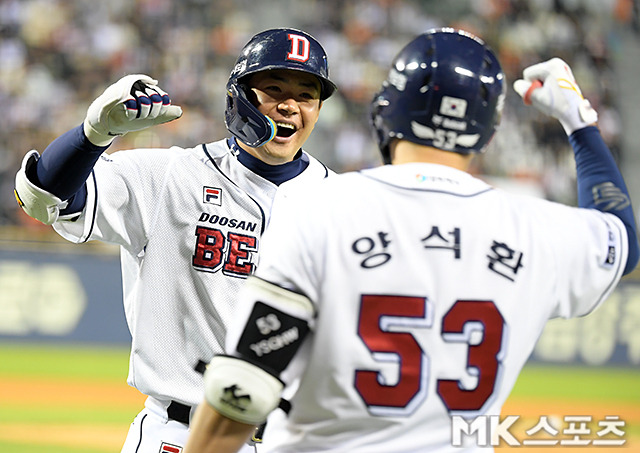 9일 잠실 한화전에서 홈런을 친 두산 김재환이 양석환과 기쁨을 나누고 있다. 사진(잠실 서울)=천정환 기자