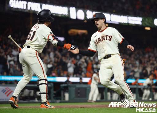 이정후가 6회 득점한 마이크 야스트렘스키를 맞이하고 있다. 사진(美 샌프란시스코)=ⓒAFPBBNews = News1