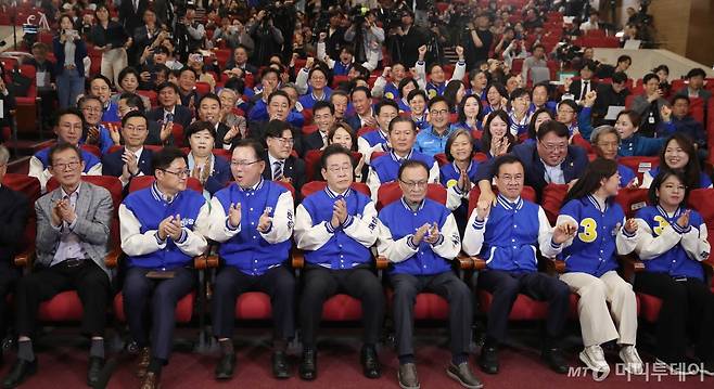 (서울=뉴스1) 임세영 기자 = 이재명 더불어민주당 대표, 이해찬·김부겸 상임공동선거대책위원장 등 당 지도부가 10일 오후 서울 여의도 국회 의원회관에 마련된 제22대 국회의원선거(총선) 민주당 개표 상황실에서 방송사 출구조사 결과를 지켜보며 환호하고 있다. 2024.4.10/뉴스1  Copyright (C) 뉴스1. All rights reserved. 무단 전재 및 재배포,  AI학습 이용 금지. /사진=(서울=뉴스1) 임세영 기자