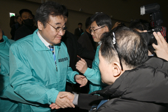 이낙연 새로운미래 공동대표가 지지들과 악수하고 있다. 뉴시스