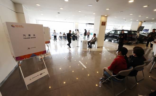 제22대 국회의원선거일인 10일 서울 광진구 기아자동차 대공원대리점에 마련된 능동 제3투표소를 찾은 시민들이 소중한 한표를 행사하고 있다. [연합]