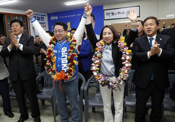 제22대 국회의원 선거 전남 고흥·보성·장흥·강진 선거구에서 압도적 표차로 1위에 오른 더불어민주당 문금주 후보가 김혜원 여사와 차영수 전남도의원 등 캠프 관계자들과 기쁨을 함께 하며 두 손을 번쩍 들고 있다.[뉴시스]