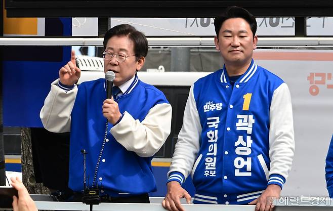 이재명 더불어민주당 대표가 8일 서울 종로구 동묘역 인근에서 종로구에 출마한 곽상언 후보 지원유세를 하고 있다. 임세준 기자