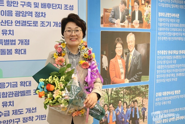 순천·광양·곡성·구례을 권향엽 당선인이 축하의 꽃다발을 받고 있다.