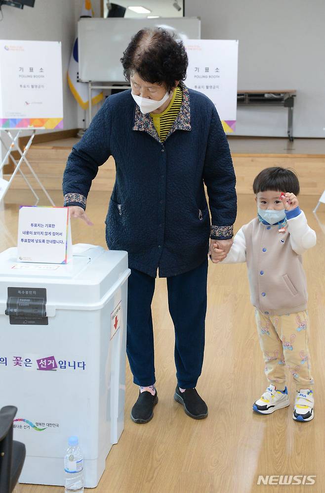 [울산=뉴시스] 배병수 기자 = 제22대 국회의원선거일인 10일 울산 울주군 온산초등학교에 마련된 온양읍 제6투표소에서 한 유권자가 손자와 함께 투표를 하고 있다. 2024.04.10. bbs@newsis.com