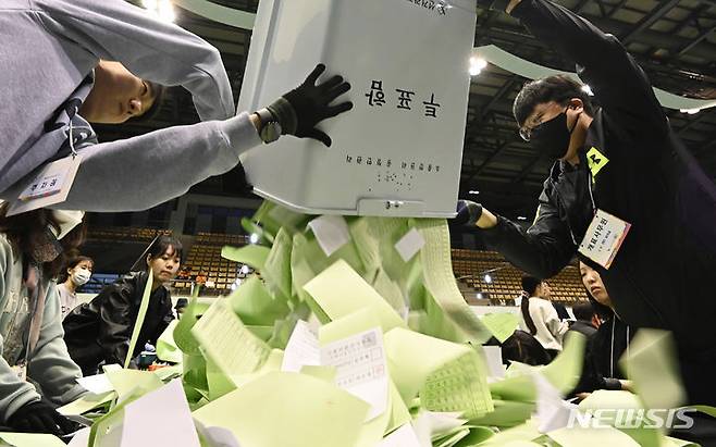 [수원=뉴시스] 김종택기자 = 제22대 국회의원선거가 종료된 10일 오후 경기도 수원시 영통구 아주대학교 실내체육관에 마련된 개표소에서 개표 사무원들이 개표를 하고 있다. 2024.04.10. jtk@newsis.com