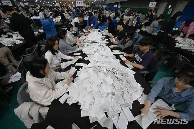 [광주=뉴시스] 박기웅 기자 = 제22대 국회의원 선거가 치러진 10일 오후 광주 북구지역 개표소가 마련된 북구종합체육관에서 개표사무원들이 개표를 진행하고 있다. 2024.04.10. pboxer@newsis.com