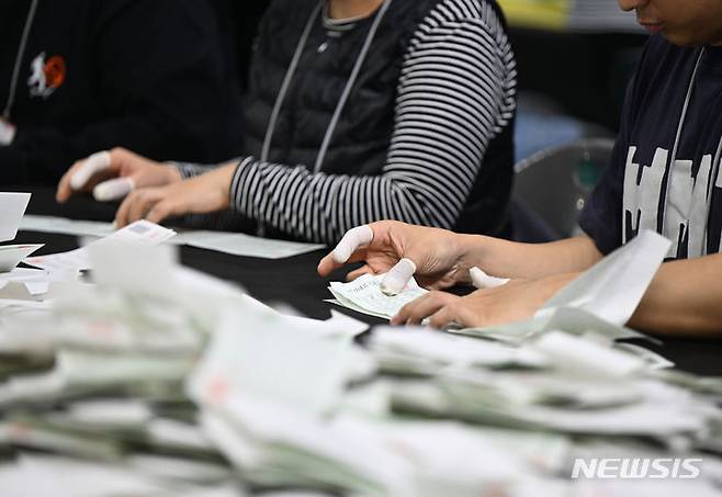 [광주=뉴시스] 박기웅 기자 = 제22대 국회의원 선거가 치러진 10일 오후 광주 북구지역 개표소가 마련된 북구종합체육관에서 개표를 하는 개표사무원들의 손이 분주하다. 2024.04.10. pboxer@newsis.com