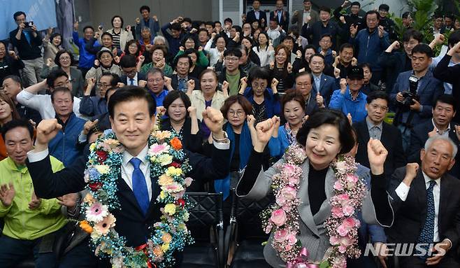 [전주=뉴시스] 김얼 기자 = 정동영 더불어민주당 전북 전주시 병선거구 국회의원 후보가 10일 전북 전주시 정동영 선거사무소에서 당선이 확실시 되자 지지자들과 함께 기뻐하고 있다. 2024.04.10. pmkeul@newsis.com