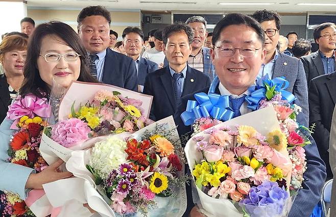 10일 제22대 총선 전북 남원·장수·임실·순창 선거구에 더불어민주당 박희승 후보가 당선됐다. 박 당선인이 당선을 확정지은 후 지지자들과 함께 기뻐하고있다. *재판매 및 DB 금지