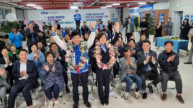 당선이 확정적인 민주당 전주을 이성윤 후보가 지지자들의 환호에 답하고 있다. 이성윤 후보 측 제공