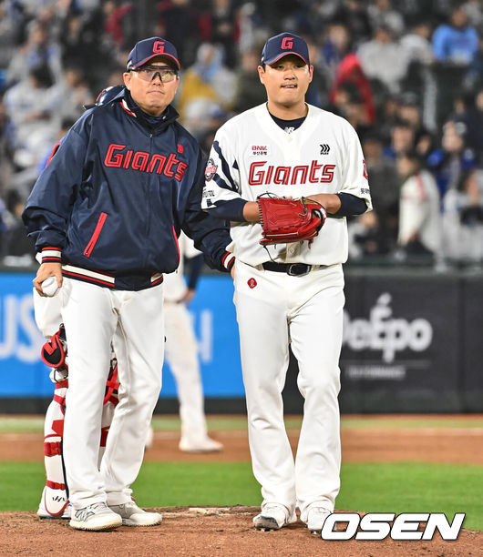 [OSEN=부산, 이석우 기자] 9일 부산 사직구장에서 2024 신한 SOL 뱅크 KBO 리그 롯데 자이언츠와 삼성 라이온즈의 경기가 열렸다. 공동 8위인 롯데와 삼성이 위닝 시리즈를 선점하기 위해 3연전 첫 선발로 각각 나균안과 원태인을 내세웠다.롯데 자이언츠 나균안이 6회초 1사 1,2루 삼성 라이온즈 김지찬에게 역전 우월 3점 홈런을 맞고 교체되고 있다. 2024.04.09 / foto0307@osen.co.kr