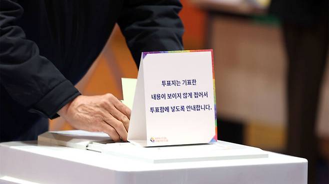 22대 국회의원 선거일인 10일 오전 울산 남구 옥동 제3투표소인 신정중학교 체육관에서 한 유권자가 투표함에 투표지를 넣고 있다.