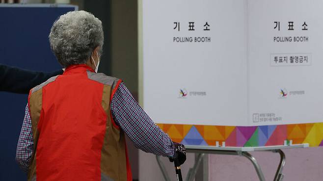 '지팡이 짚고' 총선 투표하러 온 유권자