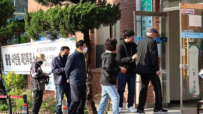 제22대 국회의원 선거일인 10일 오전 충북 청주시 율량동의 한 투표소에서 시민들이 줄을 서고 있다.