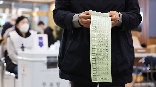 제22대 국회의원선거일인 10일 오전 서울 광진구 자양제3동제7투표소를 찾은 시민들이 소중한 한표를 행사하고 있다.