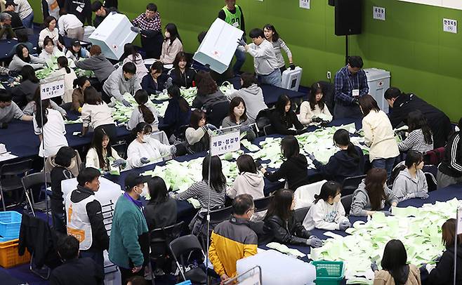 제22대 국회의원 선거 투표가 종료된 10일 오후 서울 용산구 신광여고에 마련된 개표소에서 개표사무원들이 투표지 분류 작업을 하고 있다.뉴스1