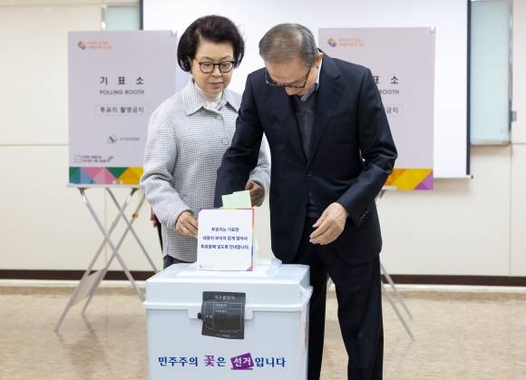 투표하는 이명박 전 대통령 내외 - 이명박 전 대통령과 부인 김윤옥 여사가 제22대 국회의원선거일인 10일 오전 서울 국민연금공단서울남부지역본부에 마련된 논현1동제3투표소에서 투표를 하고 있다. 2024.4.10 연합뉴스