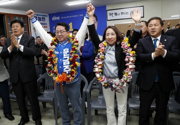 두 손 번쩍 든 문금주 당선인 - 제22대 국회의원 선거 전남 고흥·보성·장흥·강진 선거구에서 압도적 표 차로 1위에 오른 더불어민주당 문금주 후보가 김혜원 여사와 차영수 전남도의원 등 캠프 관계자들과 기쁨을 함께하며 두 손을 번쩍 들고 있다. 2024.4.10 문금주 후보 측 제공