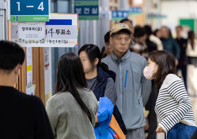 제22대 국회의원 선거일인 10일 오전 유권자들이 서울 원명초등학교에 마련된 서초4동 제4투표소에서 투표를 위해 줄을 서 있다. ⓒ연합뉴스